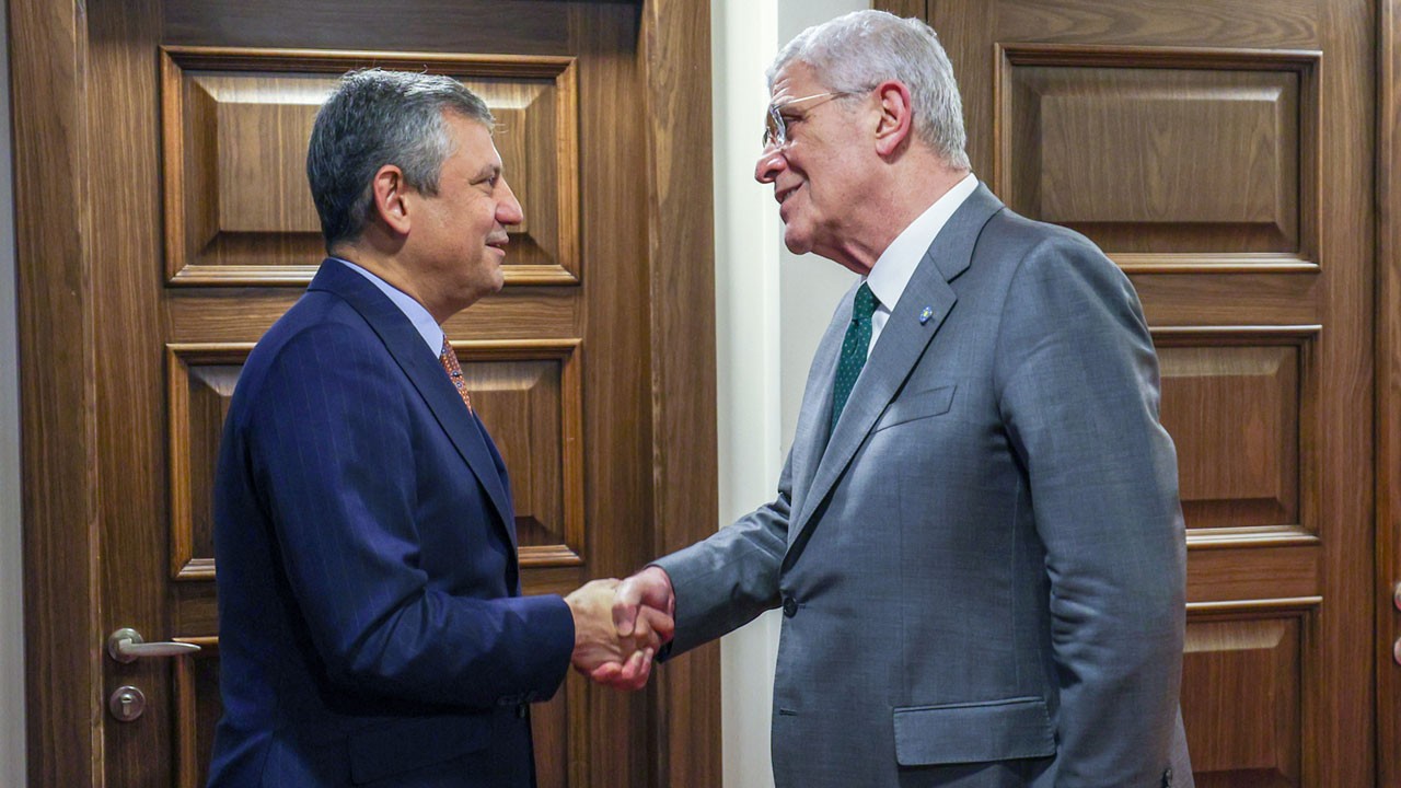 6’lı masadan hiç ders almamışlar: 2 kafadar AK Parti'yi çekiştirdi!