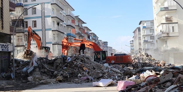 6'lı masanın koltuk kavgası depremi unutturdu! İlber Ortaylı uyardı