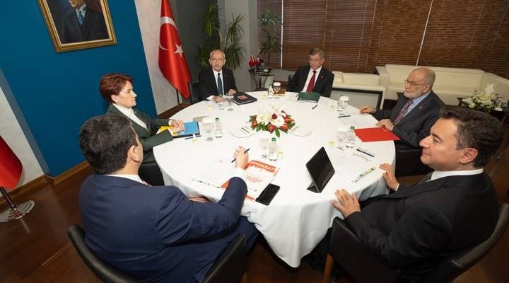 6'lı masanın verdiği pozda dikkat çeken detay!