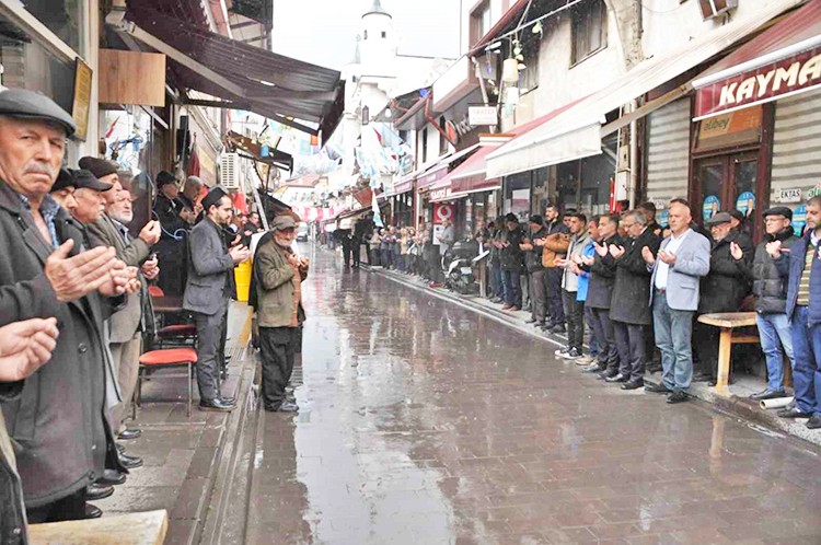 7 asırlık gelenek Ramazan ayının ilk cumasında da yapıldı: Yağmur altında eller semaya açıldı