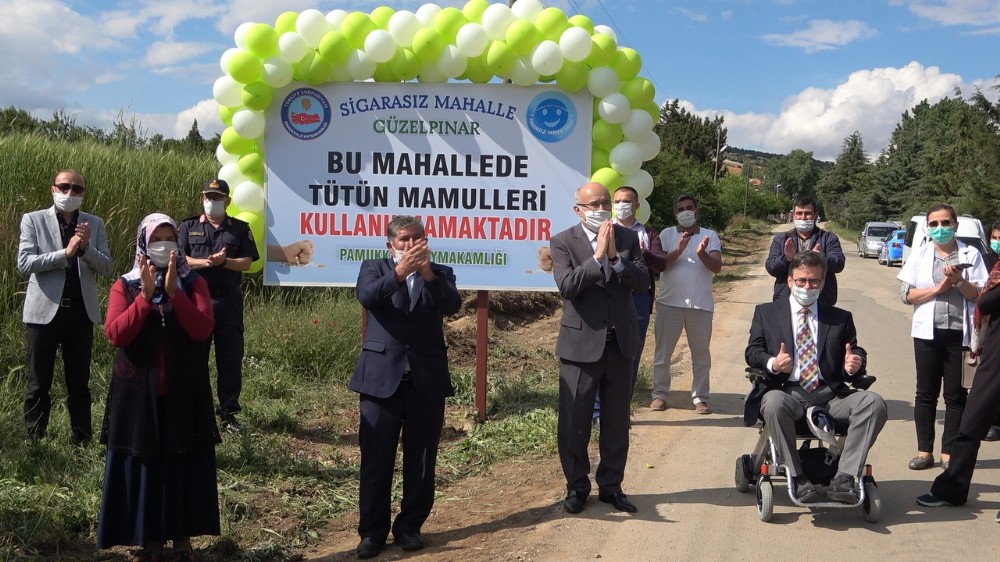 7 ayda 72 kişi sigarayı bırakınca mahallenin girişine dev tabela astılar 