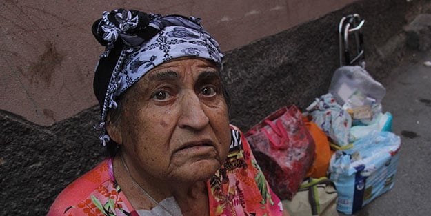 7 çocuk annesi 75 yaşındaki yaşlı kadın hastane çıkışı yakını tarafından sokağa atıldı
