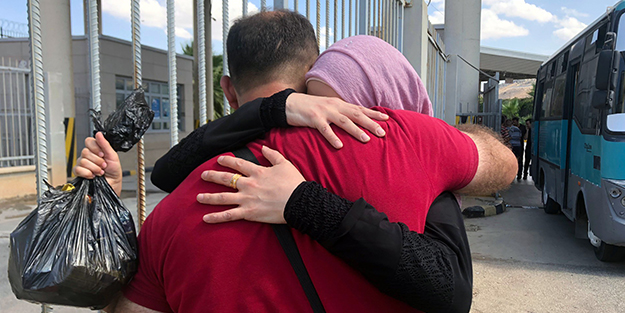 7 gündür elinde çiçeklerle bekliyordu! Kavuştular