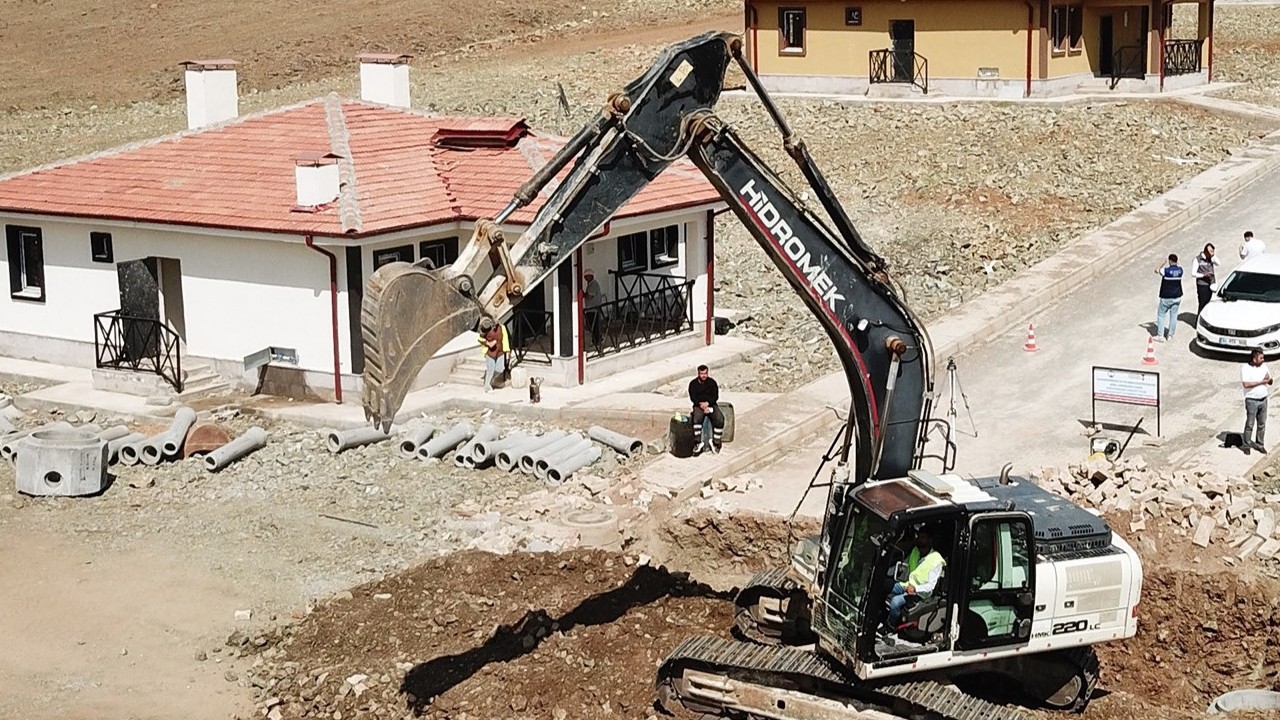 7 İlçe 34 Mahallede Köy Evlerine 240 Milyonluk Altyapı Yatırımı