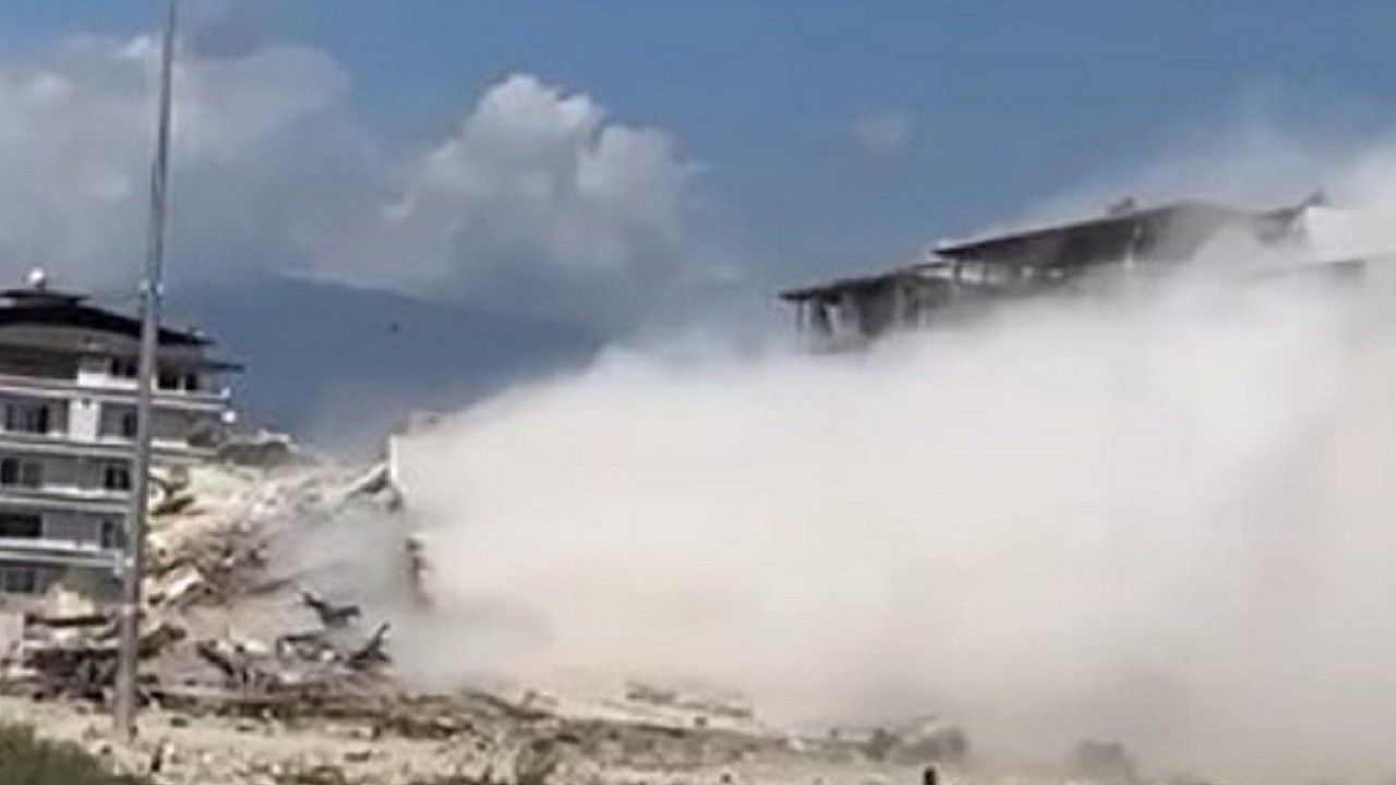 7 katlı bina kağıt gibi yıkıldı