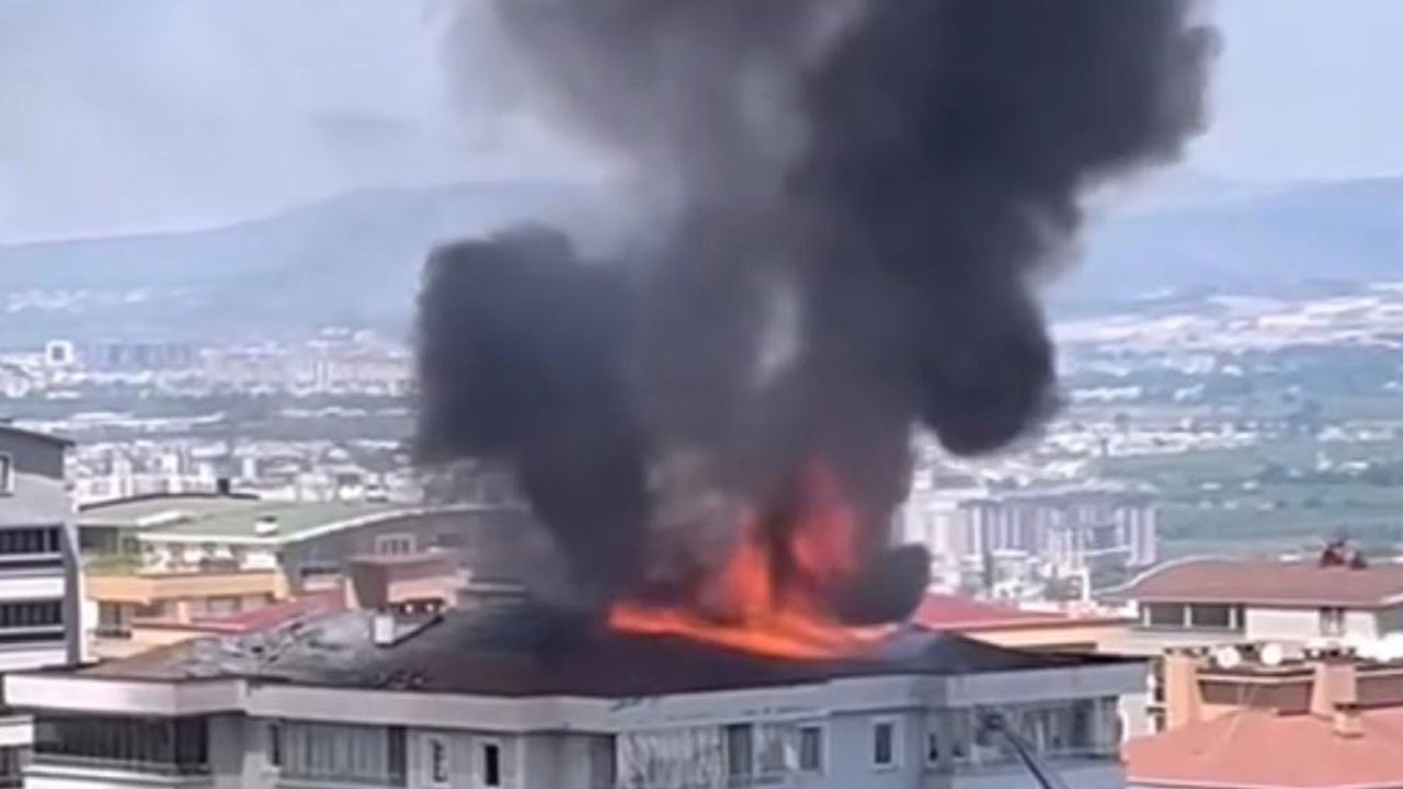7 katlı binanın çatısı alev alev yandı