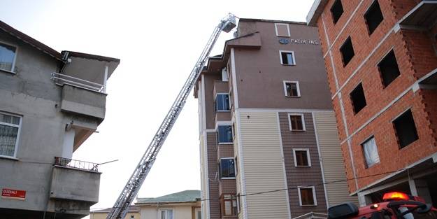 7 katlı binanın çatısında yangın