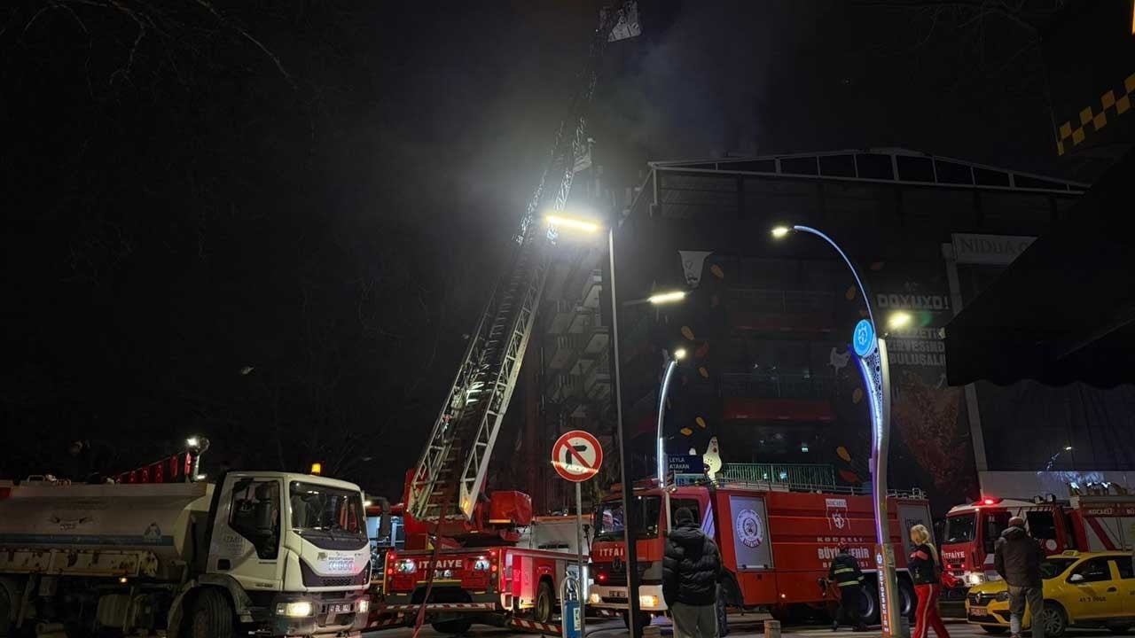 7 katlı binanın çatısında yangın