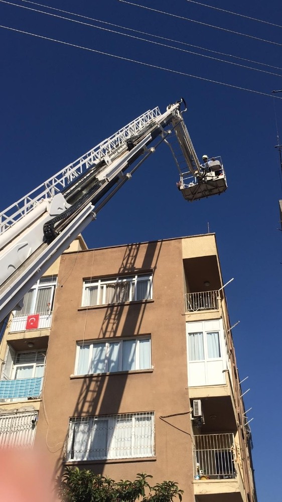 7. katta iskelede asılan kalan boyacının imdadına itfaiye yetişti 