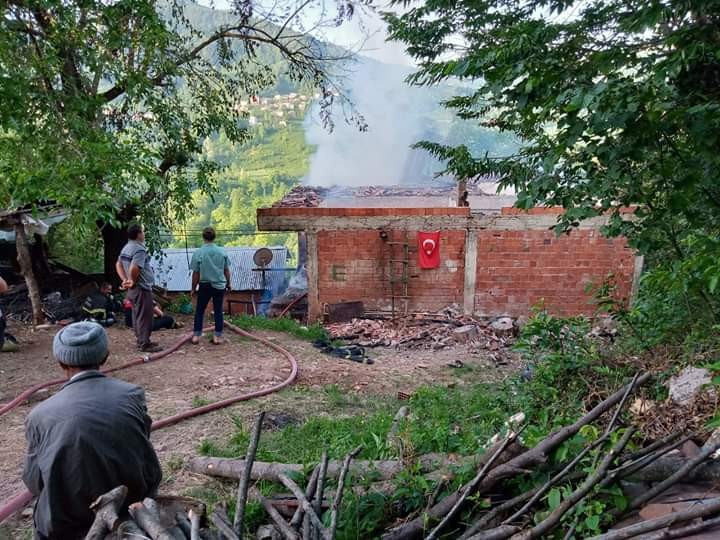 7 kişilik aile yangına uykuda yakalandı, eşyalar küle döndü 