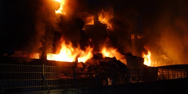 7 saattir devam eden yangında alevler geceyi aydınlattı