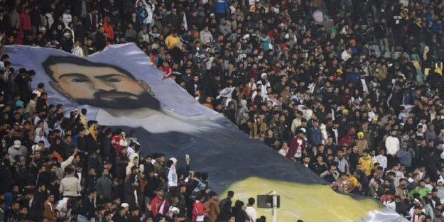 7 siyonisti öldüren Filistinlinin posteri stadyumda dalgalandırıldı