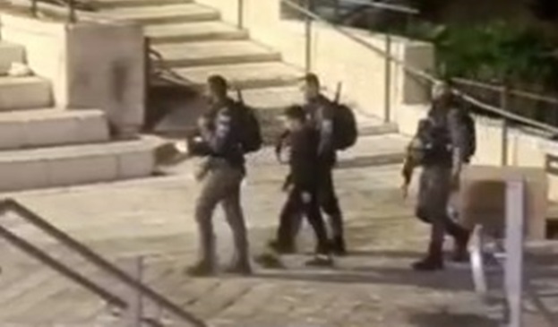 7 yaşındaki çocuğu şehit eden İsrail şimdi de bir çocuğu gözaltına aldı!