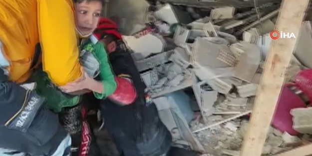 7 yaşındaki çocuğun enkaz altından kurtulduğu anlar!