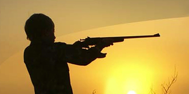 7 yaşındaki çocuk tüfekle oynarken annesini vurdu