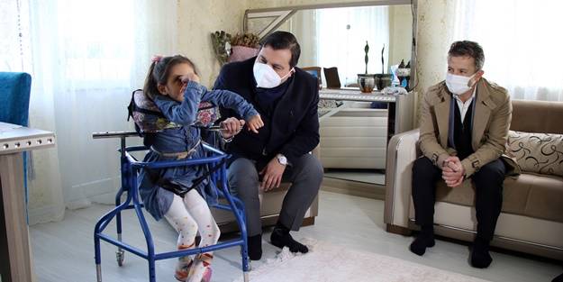 7 yaşındaki engelli kız, yürüme robotuna kavuştu