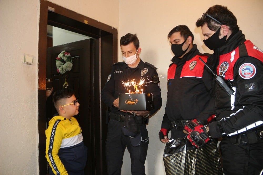 7 yaşındaki Fatih’e polislerden sürpriz doğum günü 