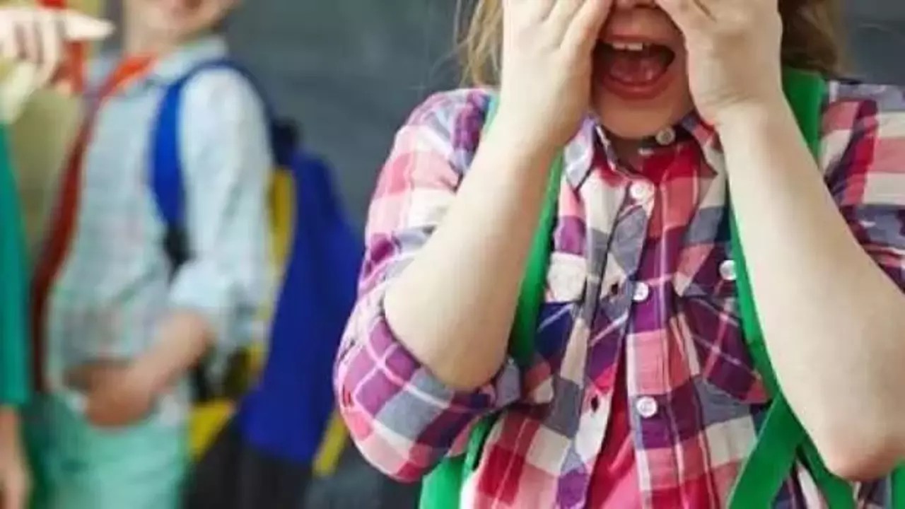 7 yaşındaki kıza akran zorbalığı: Sırtına defalarca makas batırmaya çalıştılar! Öğretmenin tutumu pes dedirtti