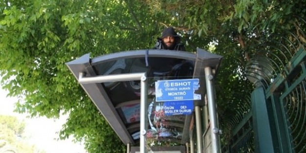 7 yıldır otobüs durağının tepesinde yaşıyor