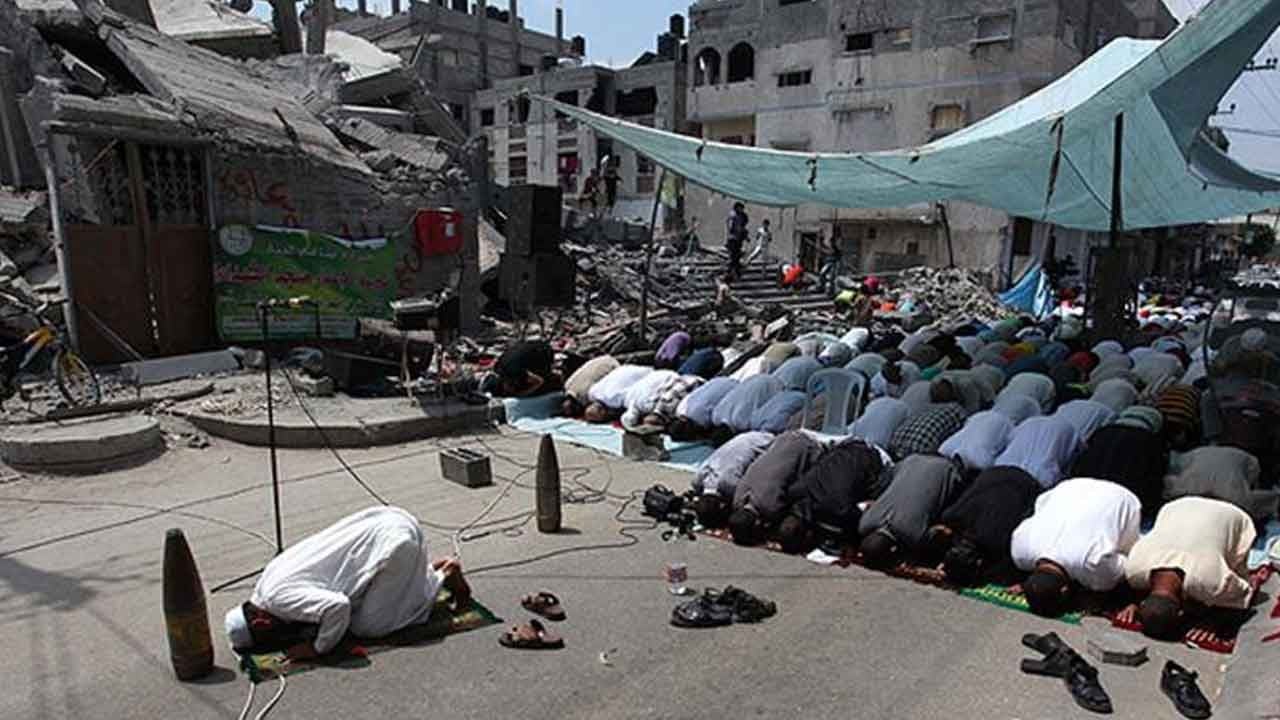 70 bin inanmış yürek Mescid-i Aksa'ya akın etti! İsrail barikatları Müslümanları durduramadı!