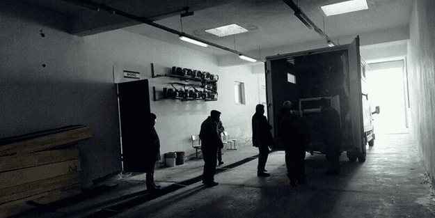 70 yaşındaki adam, balta ve benzinle kapısına dayanan genci vurdu
