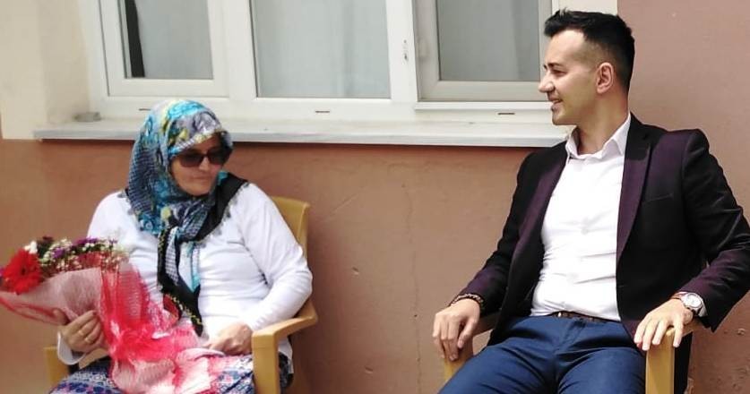 70 Yaşındaki Hatice anneye, kaymakamdan Anneler Günü sürprizi 