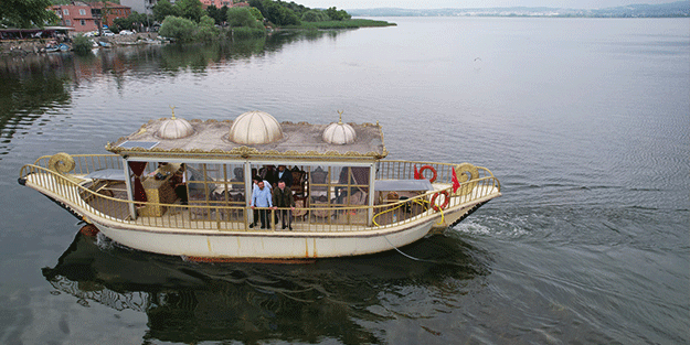 70 yıl sonra bir ilk Haliç’ten çıktı, Uluabat Gölü kenarındaki Gölyazı’ya yüzerek getirildi