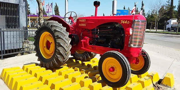 70 yıllık hurda traktörü 2 ayda yeniledi