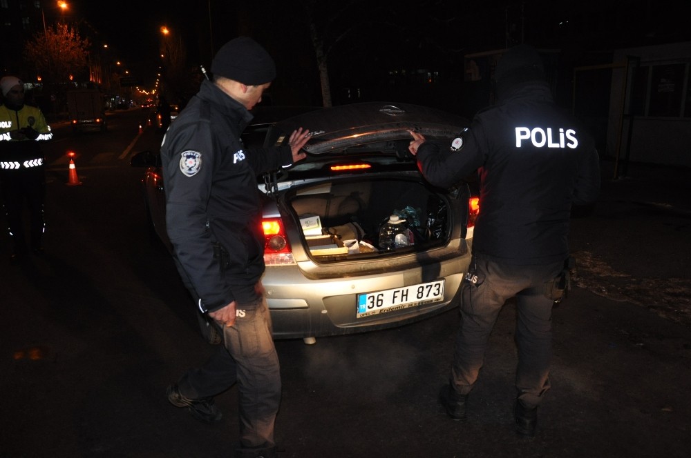 700 kişiyi zehirleyecek uyuşturucuyu bağırsaklarında sakladılar 