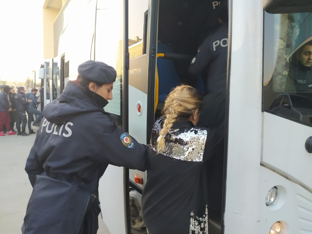 700 polisle şafak operasyonunda kapılar koç başlarıyla kırıldı 