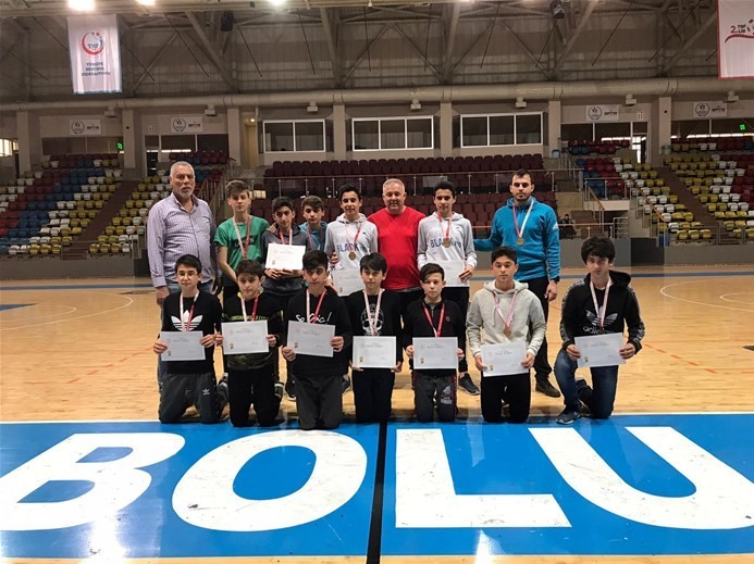700. Yıl Ortaokulu hentbol takımı yarı finalde 