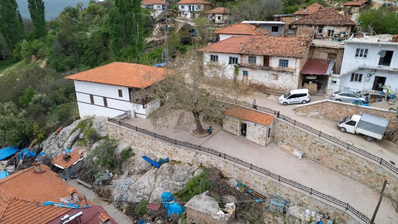 700 yıllık cami dikkat çekiyor