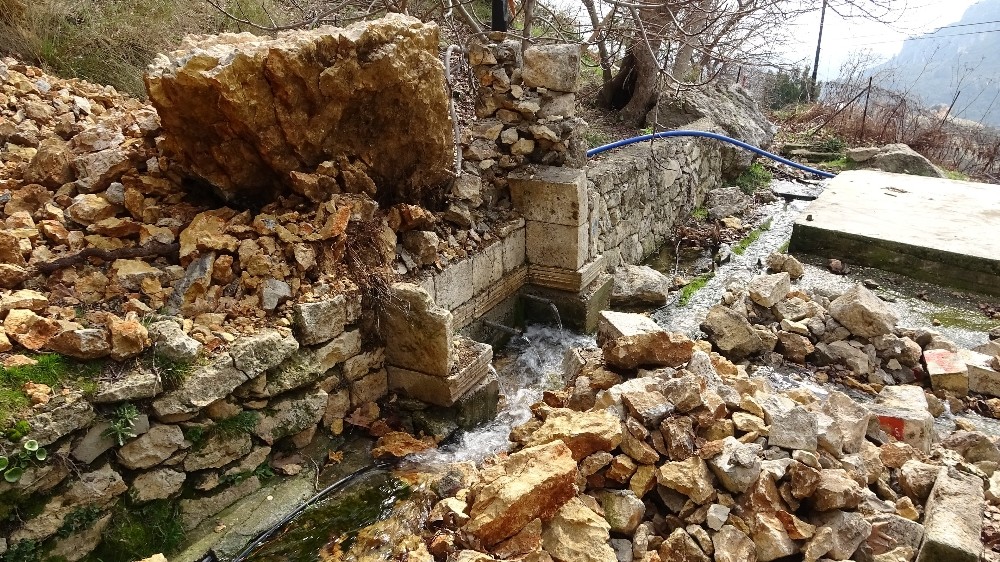 700 yıllık çeşmenin üzerine kaya düştü 