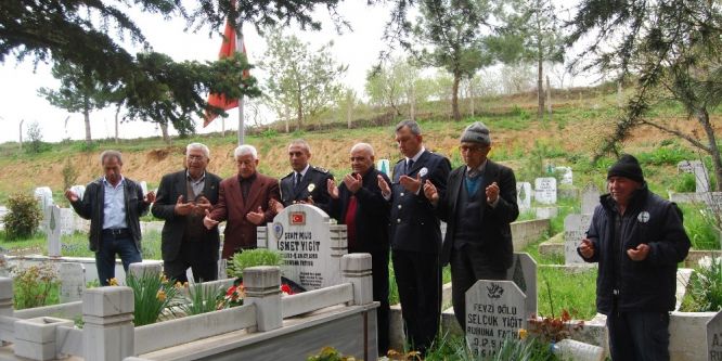 Şehit Polis İsmet Yiğit mezarı başında anıldı
