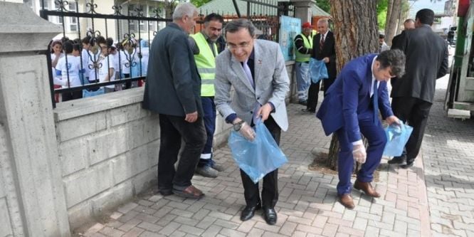 Öğrenciler sokakta çöp topladı