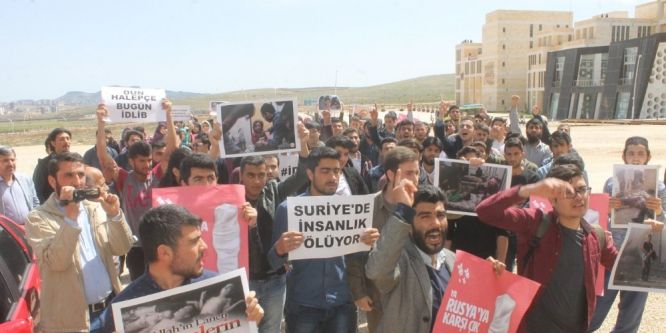 Öğrenciler İdlip’teki katliamı kınadı