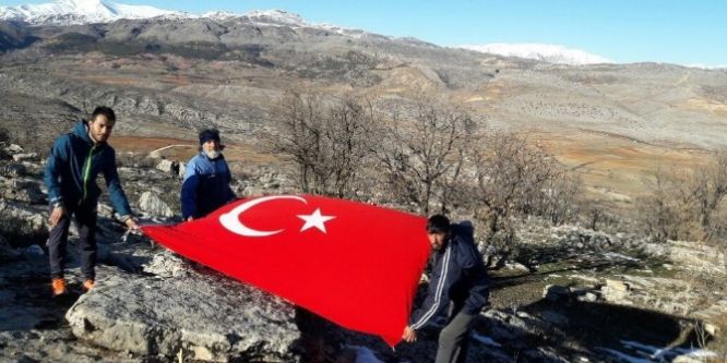 Dağa Türk bayrağı astılar