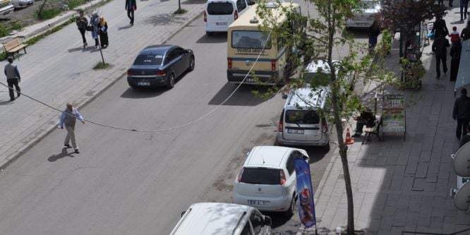 Gelişi güzel park edilen araçlar sorun olmaya devam ediyor