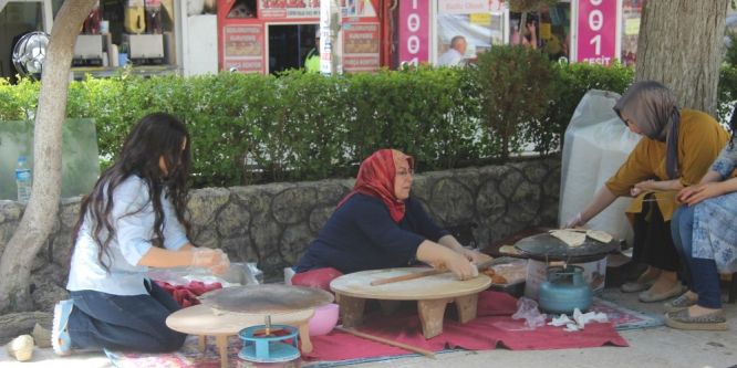 Yardımsever polis eşleri kermeste buluştu