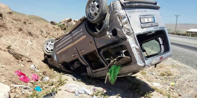 Kamyonet takla attı: 1 ölü, 4 yaralı