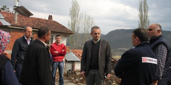 Tosya Kaymakamı Pişkin, evi yanan aileyi ziyaret etti