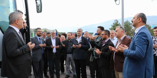 Karabük Üniversitesi öğrencileri dualarla Umre’ye uğurlandı