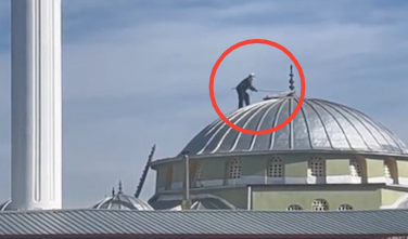 70'lik dede cami kubbesine tırmandı, görenler inanamadı!