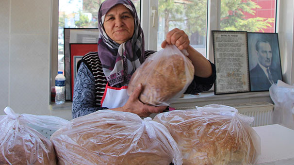 70'lik nine 'ekmek teknesi' ile örnek oluyor