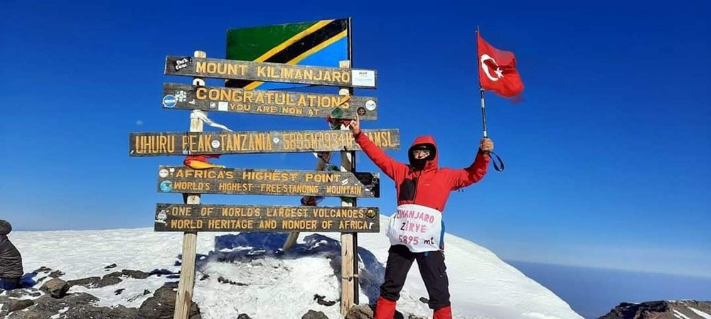 71 yaşındaki delikanlı Türk bayrağını Afrika’nın en yüksek dağına dikti 