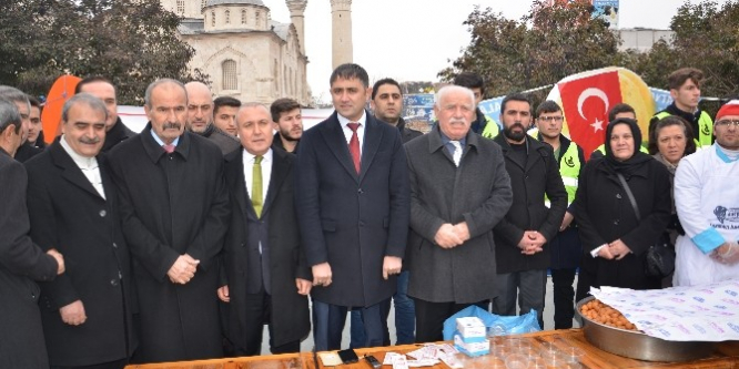 Ülkü Ocakları lokma dağıttı