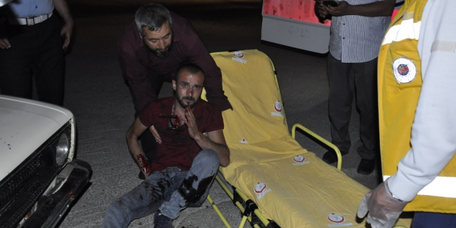 Boynuna saplanan bıçakla hastaneye kaldırıldı