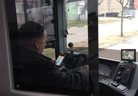 Otobüs şoförü direksiyon başında oyun oynadı