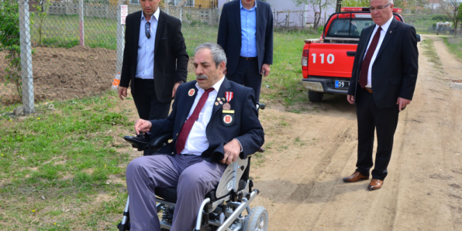 Kıbrıs gazisine akülü engelli aracı