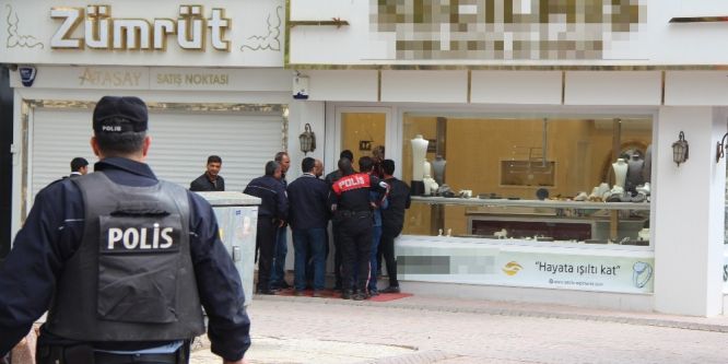 Alacağını tahsil etmek için kuyumcuyu bastı